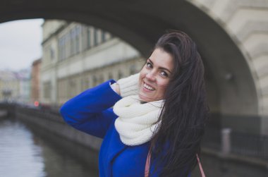 Kız şehirde yürüyüş