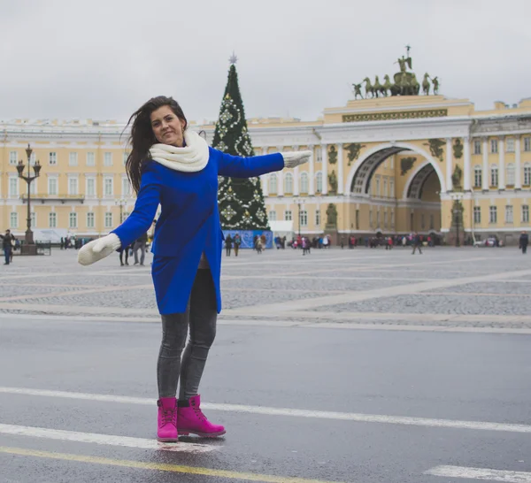 Une fille se tient sur la place — Photo