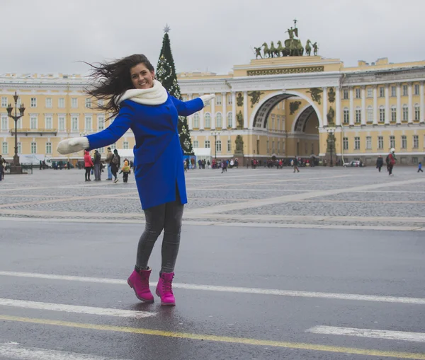 Une fille se tient sur la place — Photo