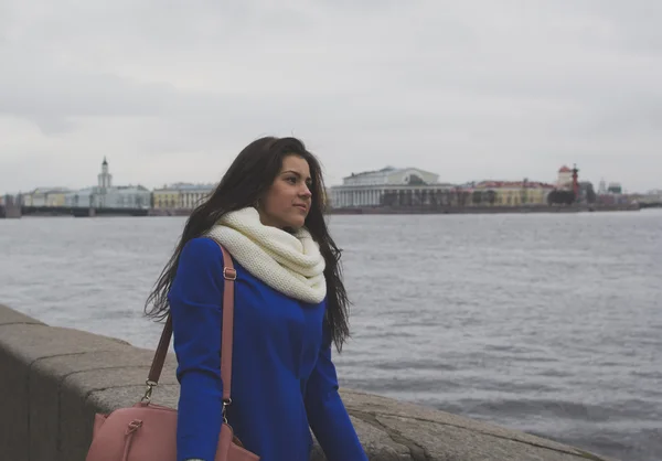 Chica caminando en la ciudad —  Fotos de Stock