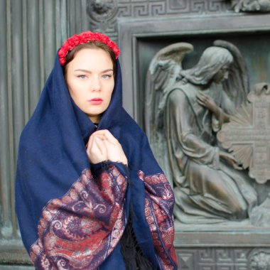 Melekler ile bir eşarp kız