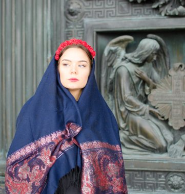 Melekler ile bir eşarp kız