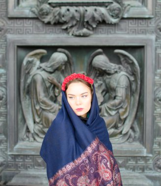 Melekler ile bir eşarp kız