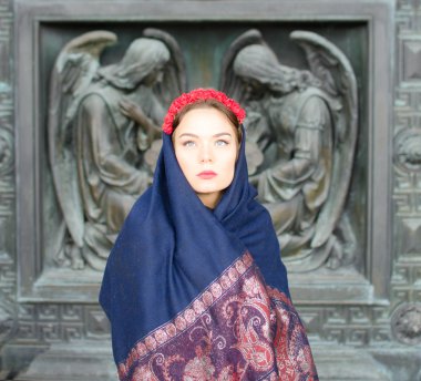 Melekler ile bir eşarp kız