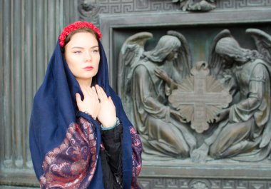 Melekler ile bir eşarp kız