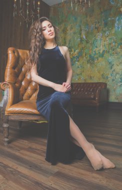 Otelde siyah elbiseli kız