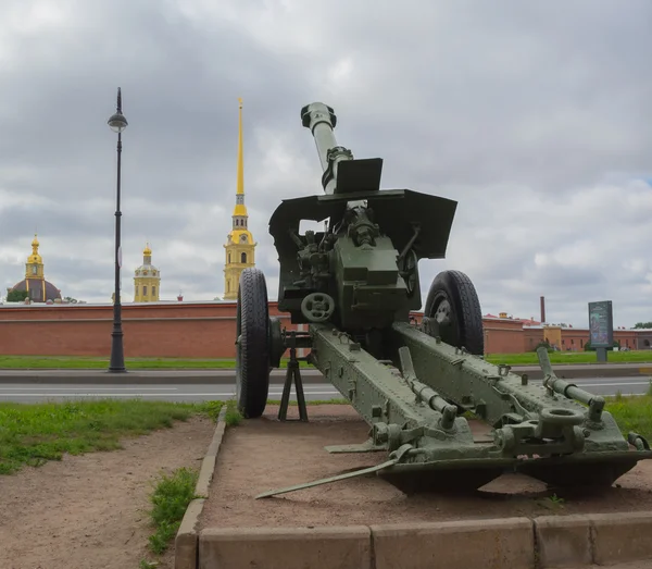 Russia Pietroburgo luglio 2016 pistola rivolta verso la fortezza di Pietro e Paolo — Foto Stock