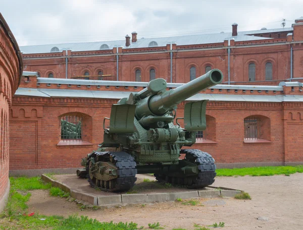 Russia Petersburg July 2016 the exhibition guns at the entrance to the Museum of artillery — Stock Photo, Image