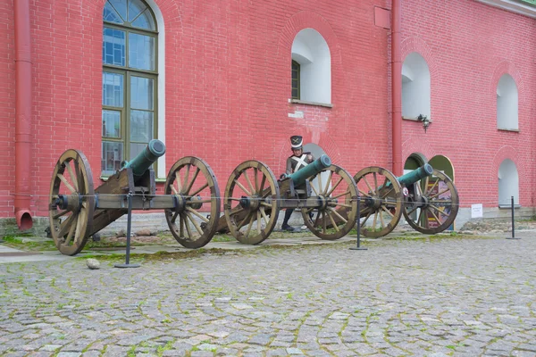 Russland heiliger petersburg juli 2016 ausstellung alter kanonen und aufladen einer wachsfigur — Stockfoto