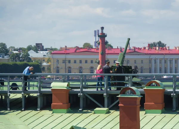 Rusia San Petersburgo julio 2016 el oficial de Peter y Paul fortaleza para prepararse para el disparo del mediodía —  Fotos de Stock