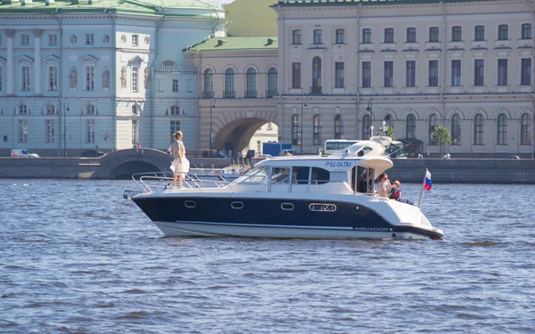 Rússia São Petersburgo julho 2016 noiva é fotografada em um barco — Fotografia de Stock