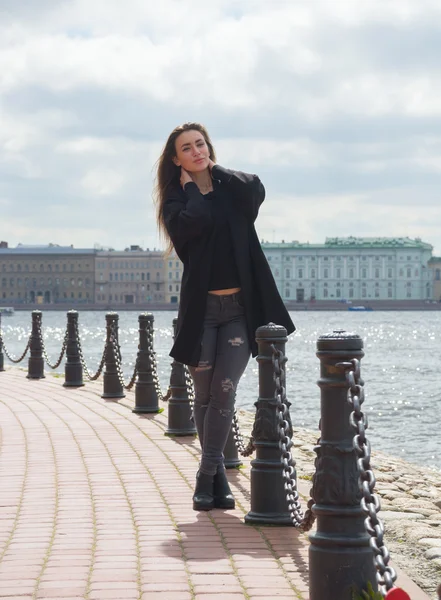 The girl walks along the waterfront Peter and Paul fortress — Stock Photo, Image