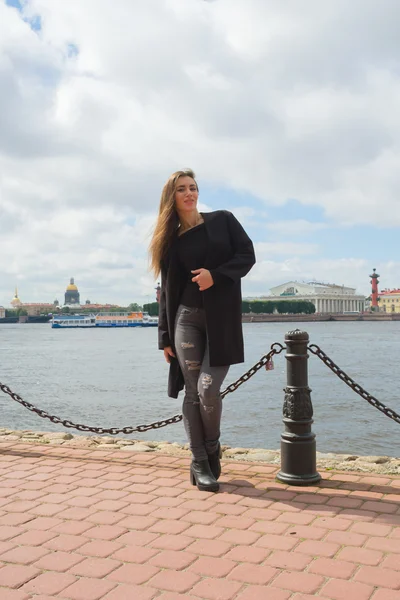 Hermosa chica pasea por el distrito histórico de St — Foto de Stock