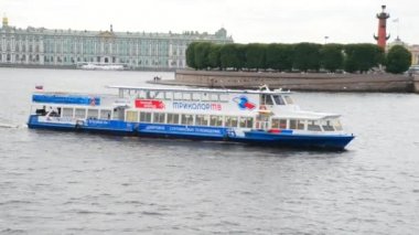 Rusya Saint Petersburg Temmuz 2016 su otobüsü Neva nehir boyunca yelken