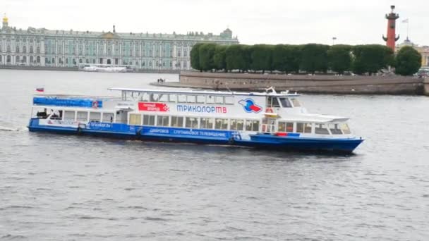 Россия Санкт-Петербург Июль 2016 Речной автобус отплывает по Неве — стоковое видео