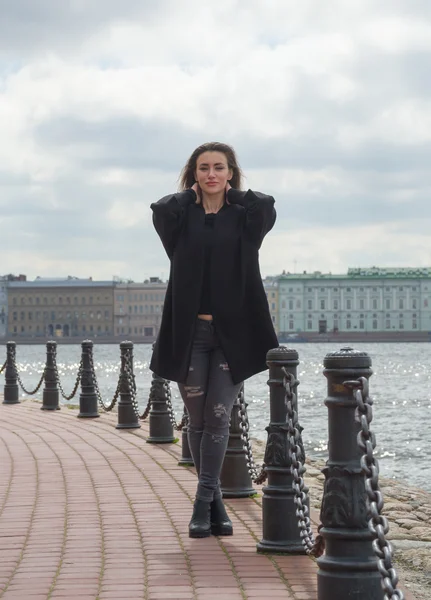 Dziewczyna tourist jest fotografowane na nabrzeżu Piotra i Pawła — Zdjęcie stockowe