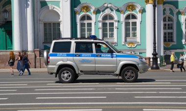 Hermitage yakınındaki Rusya Saint Petersburg Temmuz 2016 polis arabası