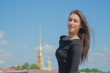 Kilisenin arka plan üzerinde siyah güzel kız