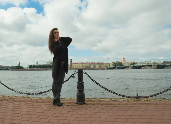 Vacker flicka poserar för fotografen på bakgrund av floden — Stockfoto