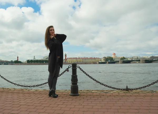 Piękna dziewczyna pozuje do fotografa na tle rzeki — Zdjęcie stockowe