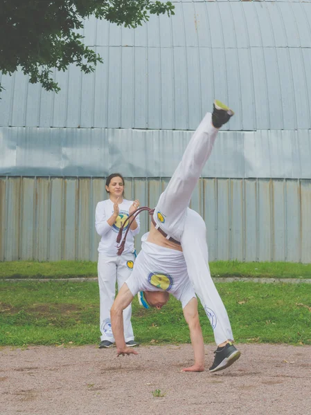 Rusia Nikolskoe julio 2016 competición en crossfit hombre espectáculos para bailar capoeira —  Fotos de Stock