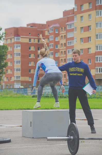 Rusia Nikolskoe julio 2016 competición para crossfit chica deportiva en azul salta en la acera —  Fotos de Stock