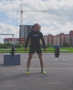 Rusya Nikolskoe Temmuz 21016 CrossFit rekabet, siyah adam sonrası alır.