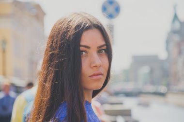 Güneşli yaz günü güzel bir kız kameraya bakıyor