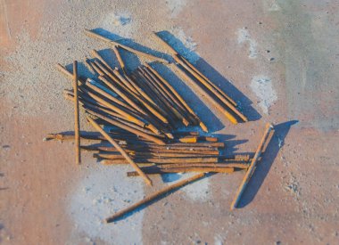  Masanın üzerinde eski çivi