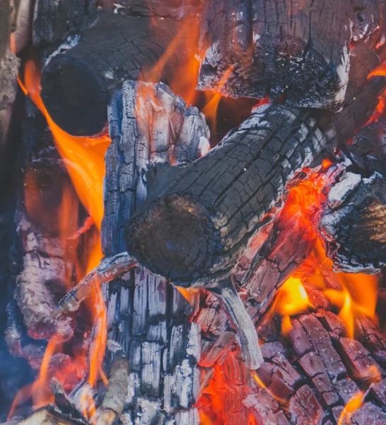 Яркий огонь и угли крупным пламенем — стоковое фото