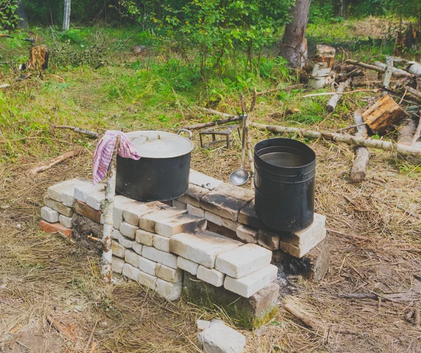 Μαγείρεμα στην πυρά προσκόπων στις άγρια κάμπινγκ — Φωτογραφία Αρχείου