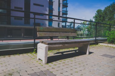 Çok öykülü bir binanın bahçesinde şehir tezgah olduğunu