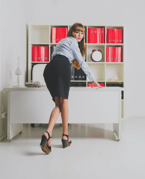 Bella donna Manager è in piedi con la schiena alla scrivania attirando l'attenzione di — Foto Stock