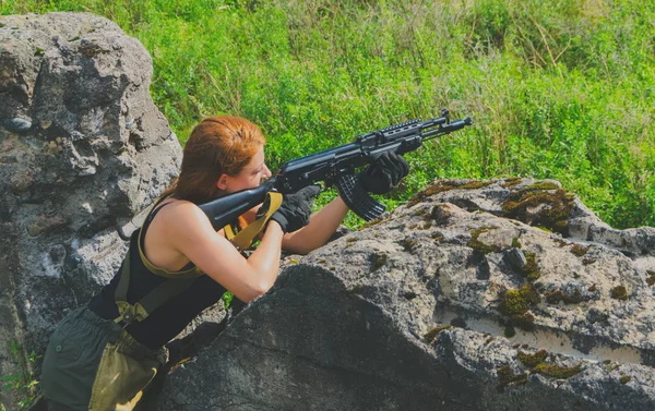 Chica pelirroja soldados se preparan para abrir fuego desde detrás de cubierta —  Fotos de Stock