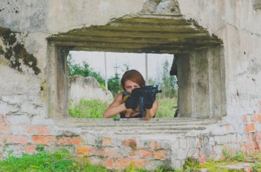  amaç için Kızıl saçlı kız asker üniformalı kapak silah ile