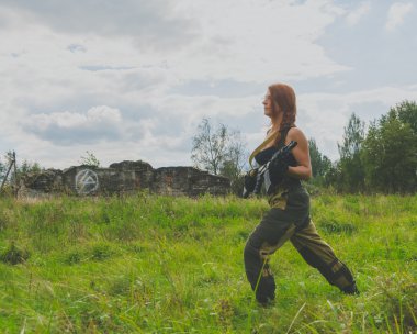 Kız üniformalı, silah tekmelemeye hazır