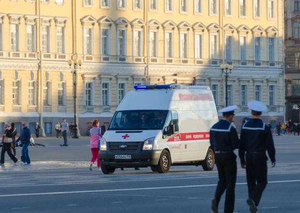 Россия Санкт-Петербург осенью 2016 года автомобиль скорой помощи Дворцовой площади — стоковое фото