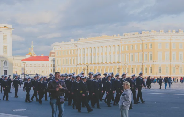Rússia São Petersburgo 2016 são os marinheiros na praça do Palácio — Fotografia de Stock