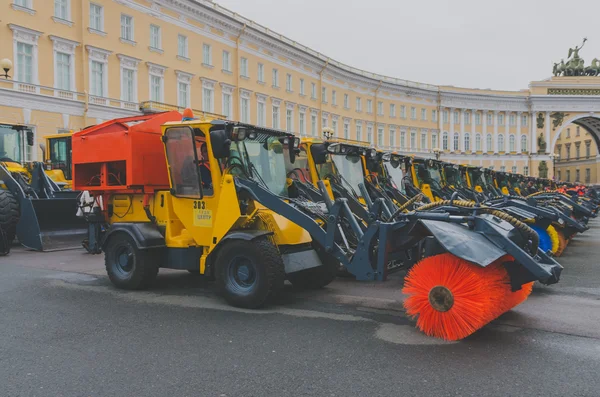 Ρωσία Αγία Πετρούπολη το φθινόπωρο 2016 κομβόι οχημάτων για τον καθαρισμό του δρόμου για την πλατεία του παλατιού — Φωτογραφία Αρχείου