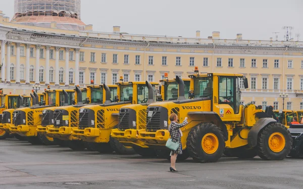 Rusya, Saint-Petersburg sonbahar 2016 traktör sokaklarında temizlik için — Stok fotoğraf