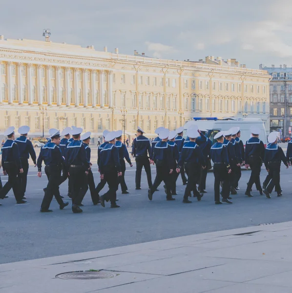 Ρωσία, Αγία Πετρούπολη φθινόπωρο 2016 ναύτες στην πλατεία του παλατιού — Φωτογραφία Αρχείου