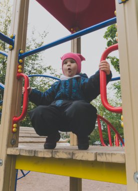 çocuk 4, 5 yaşında oyun alanında