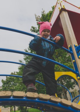  Çocuk Bahçesi korkuluk arkasında 4-5 yaşında