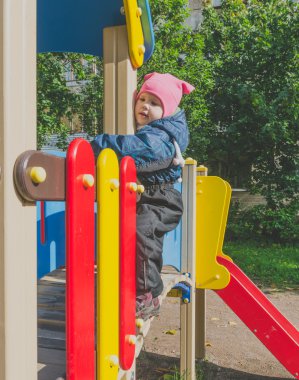 çocuk çocuk şehrin parmaklıklar tırmanıyor