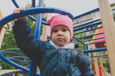 çocuk 4-5 yıl vidalı boru yükseklikte, parkta oturan