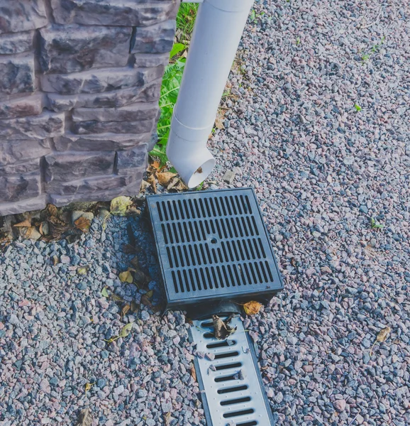 Röret från huset som regn vatten dränering — Stockfoto