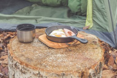 Sıcak çay ve çırpılmış yumurta kamp alanında kahvaltıda servis edilir.
