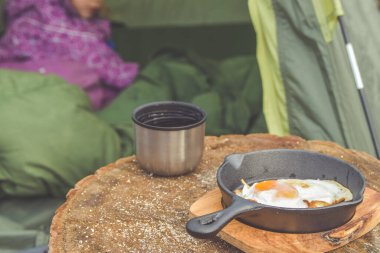 Sıcak çay ve çırpılmış yumurta kamp alanında kahvaltıda servis edilir.