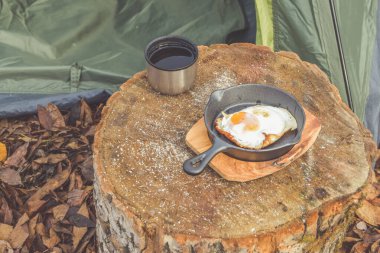 Sıcak çay ve çırpılmış yumurta kamp alanında kahvaltıda servis edilir.