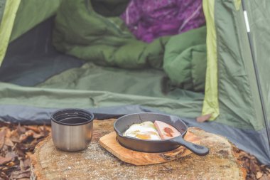 Sıcak çay ve çırpılmış yumurta kamp alanında kahvaltıda servis edilir.